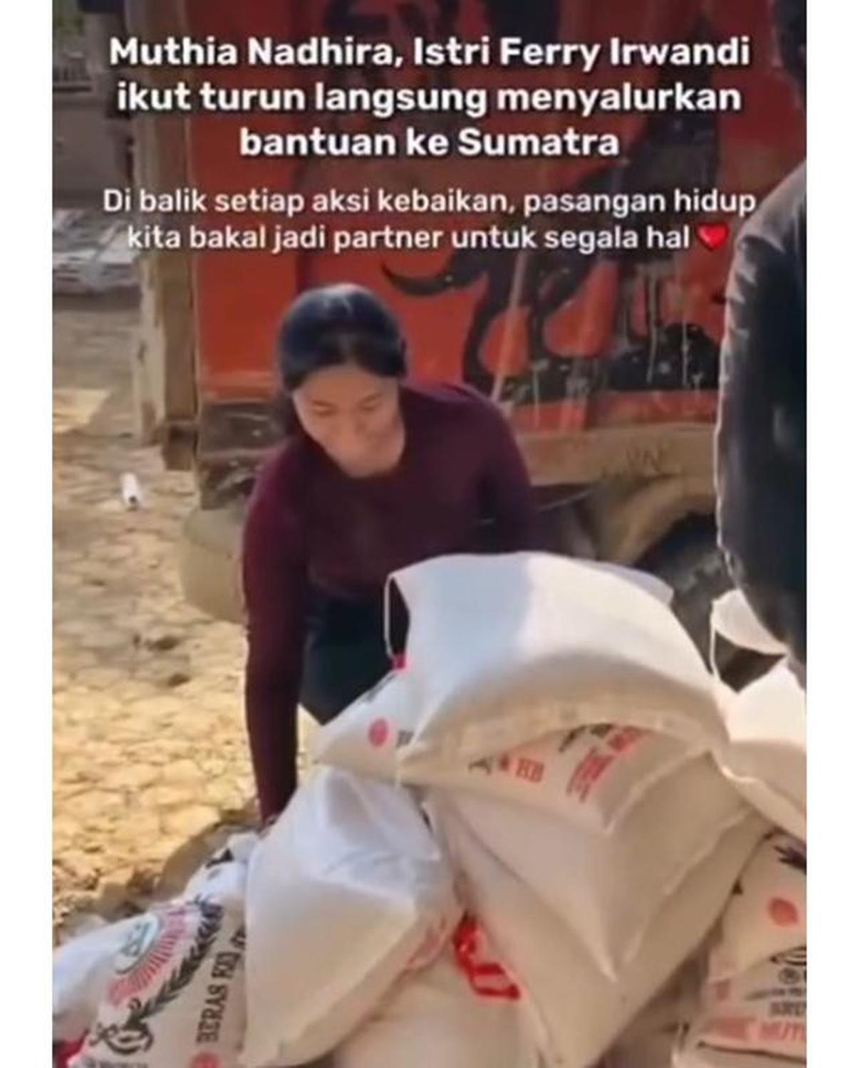6 Potret Muthia Nadhira Istri Ferry Irwandi yang Ikut Jadi Relawan Banjir Sumatera