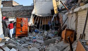 Pejabat pemerintah meninjau kerusakan sebuah rumah akibat ledakan tabung gas, beberapa jam setelah resepsi pernikahan, di Islamabad, Pakistan, Minggu, (11/1/2026). (Dok. AP Photo/Ehsan Shahzad)