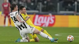 Bek Juventus, Daniele Rugani (kiri) berebut bola dengan pemain Villarreal, Giovani Lo Celso pada pertandingan leg kedua babak 16 besar Liga Champions di Allianz Stadium, Turi, Italia, Kamis (17/3/2022). Juventus kalah atas Villarreal 0-3. (AP Photo/Antonio Calanni)