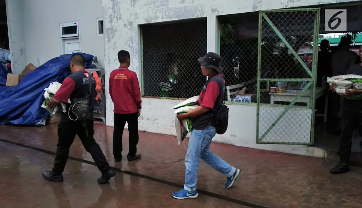 Relawan AGP menyalurkan bantuan untuk pengungsi imbas tsunami Selat Sunda di pengungsian Rajabasa, Lampung Selatan, Kamis (27/12). Bantuan logistik terdiri dari beras, gula, mie instan, minyak goreng, popok, dan susu bayi. (Liputan6.com/HO/Rini)