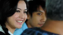 Mengenakan busana dengan warna putih-hitam dengan rambut yang dikepang, pemeran utama film Oo Nina Bobo ini tampak memesona (Liputan6.com/Faisal R Syam)
