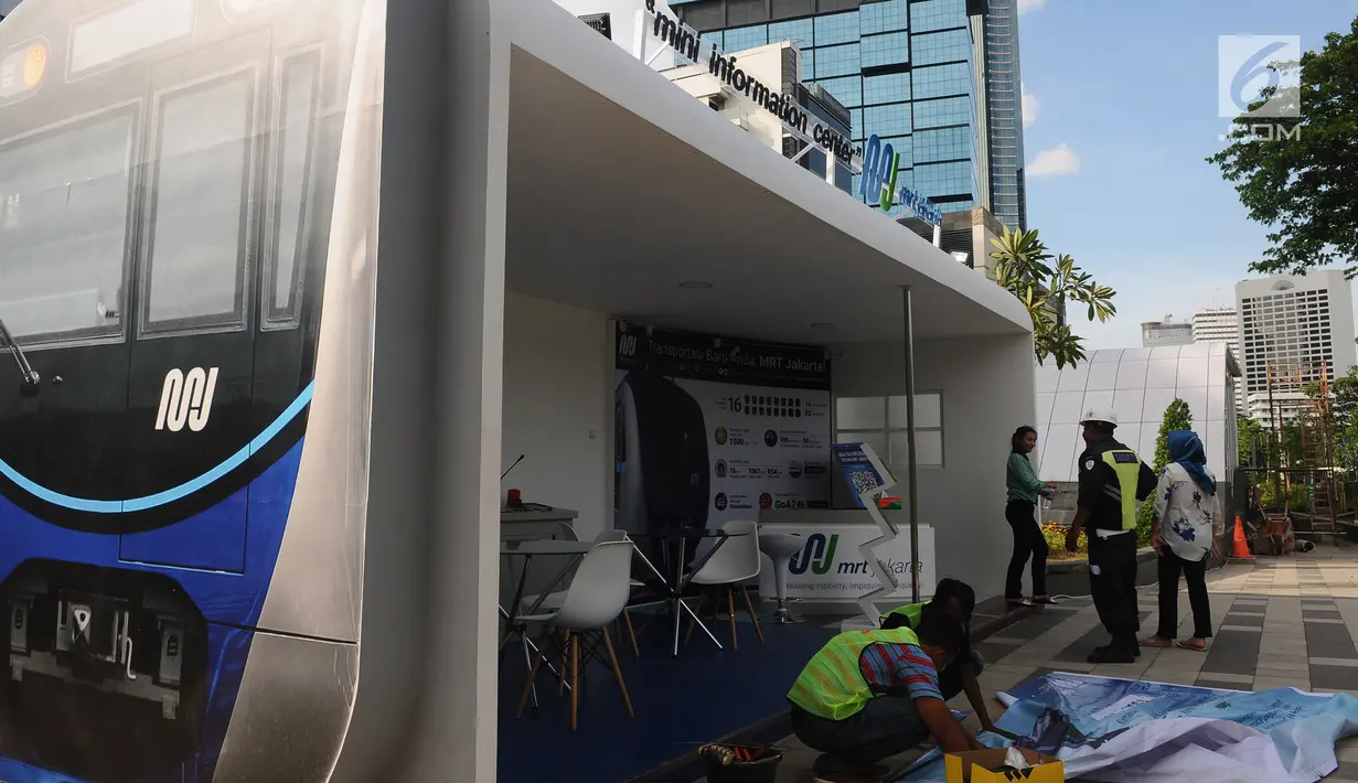 Petugas rapi-rapi di area mini information center Mass Rapid Transit (MRT) Jakarta di Stasiun Dukuh Atas, Jakarta, Jumat (4/1). Pembangunan pusat layanan informasi ini untuk menyambut MRT Jakarta. (Liputan6.com/Herman Zakharia)