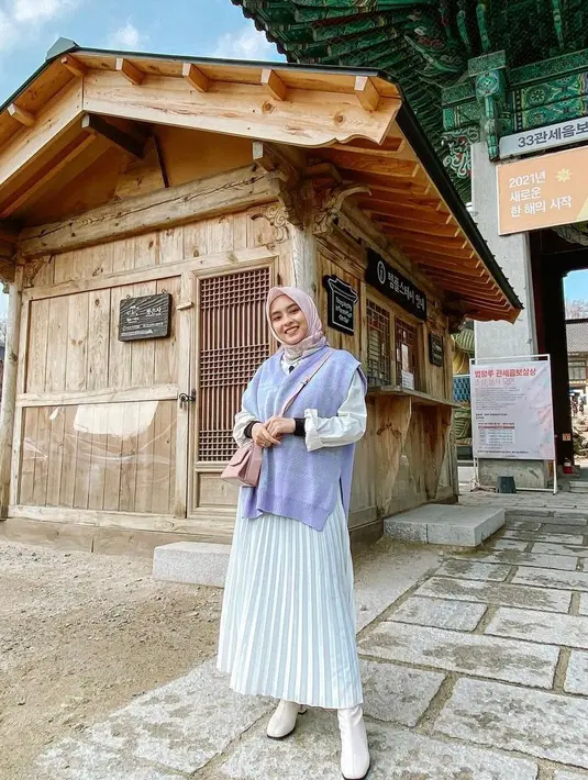 Vest belakangan menjadi item fashion favorit para hijabers. Bagi kamu yang ingin tampil ala style korea, padukan vest dengan kemeja dan plisket skirt. Kece maksimal! (Instagram/biancakartika).