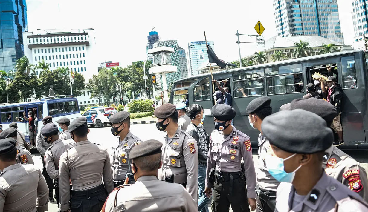Polisi berjaga saat membubarkan aksi massa FRI-West Papua yang berunjuk rasa terkait peringatan Deklarasi 1 Desember 1961 di kawasan Monas, Jakarta, Selasa (1/12/2020). Aksi massa tidak berlangsung lama karena dibubarkan oleh aparat kepolisian. (merdeka.com/Iqbal S. Nugroho)