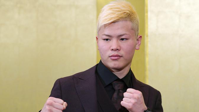 Kickboxer Jepang Tenshin Nasukawa berpose usai konferensi pers di Tokyo (29/12). Nasukawa akan melawan Floyd Mayweather Jr dalam pertandingan eksibisi tiga putaran di Jepang pada Malam Tahun Baru. (AP Photo/Eugene Hoshiko)