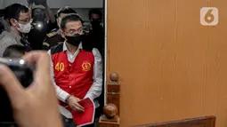 Terdakwa kasus perintangan penyidikan kematian Brigadir Nofriansyah Yosua Hutabarat atau Brigadir J, Irfan Widyanto memasuki ruangan persidangan di Pengadilan Negeri Jakarta Selatan, Rabu (19/10/2022). Irfan Widyanto merupakan mantan Kasubnit I Subdit III Dittipidum Bareskrim Polri. (Liputan6.com/Faizal Fanani)