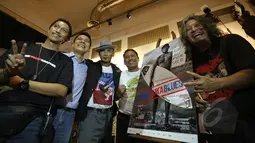 Pewarta foto LKBN Antara, Ismar Patrizki (kiri) dan musisi Jrx Superman Is Dead (dua kiri) saat pameran fotografi bertajuk "Laut Luka Blues" di Galeri Foto Jurnalistik Antara , Jakarta, Jumat (22/5/2015). (Liputan6.com/Faizal Fanani)