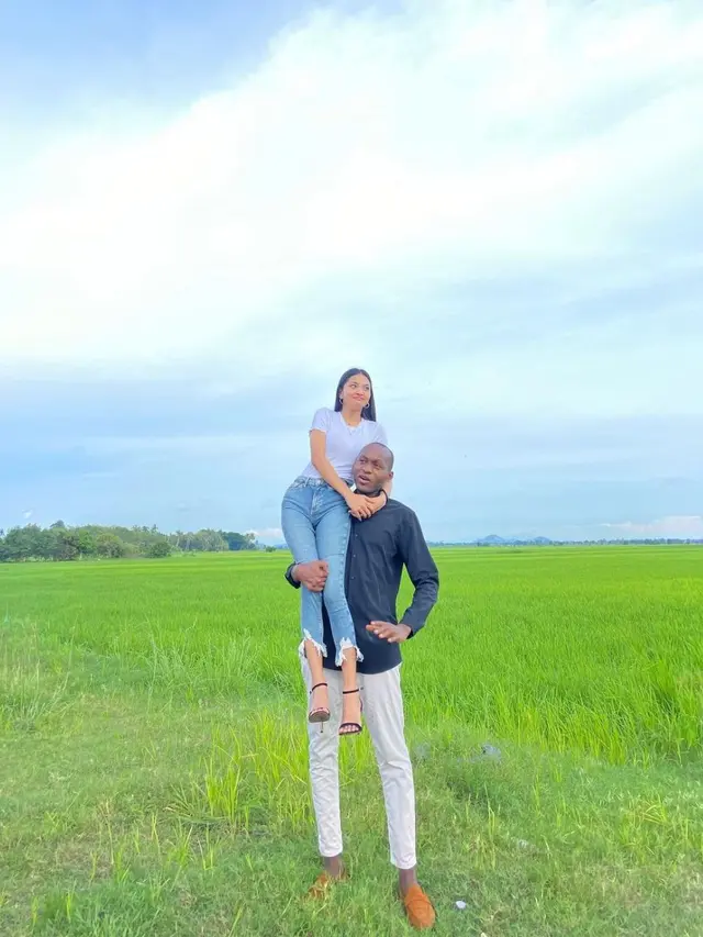 Potret Terbaru Nur Afilah dan Adama pasangan yang viral karena bertemu dan jatuh cinta di mall. (Sumber: Instagram/filaamir)