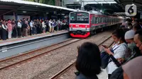 Penumpang menunggu kedatangan KRL Commuter Line di Stasiun Sudirman, Jakarta, Senin (12/6/2023). (Liputan6.com/Angga Yuniar)