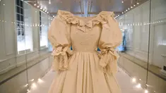 Gaun pengantin Putri Diana, Princess of Wales, terlihat dipajang untuk pameran "Royal Style in the Making" di Istana Kensington di London, Rabu (2/6/2021). Pameran yang dibuka untuk pengunjung pada Kamis, 3 Juni 2021, ini akan berlangsung hingga 2 Januari 2022. (JUSTIN TALLIS / AFP)