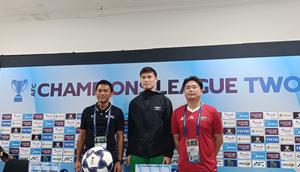 Pelatih Bangkok, Totchawan Sripan (tengah). (Bola.com/Muhammad Faqih)