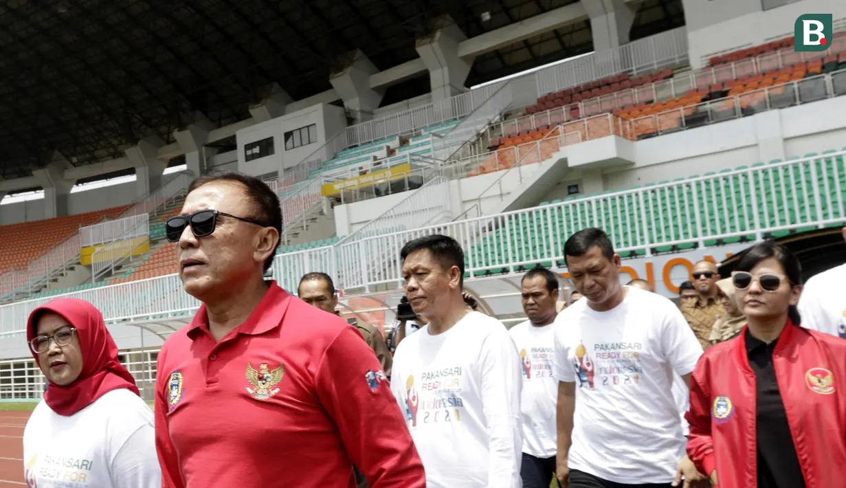 Ketua PSSI, Mochammad Iriawan, didampingi Bupati Bogor, Ade Yasin, melakukan inspeksi ke Stadion Pakansari, Bogor, Selasa (3/3/2020). Kegiatan tersebut dalam rangka melihat kesiapan veneu jelang piala dunia U-20 pada 2021. (Bola.com/M Iqbal Ichsan)