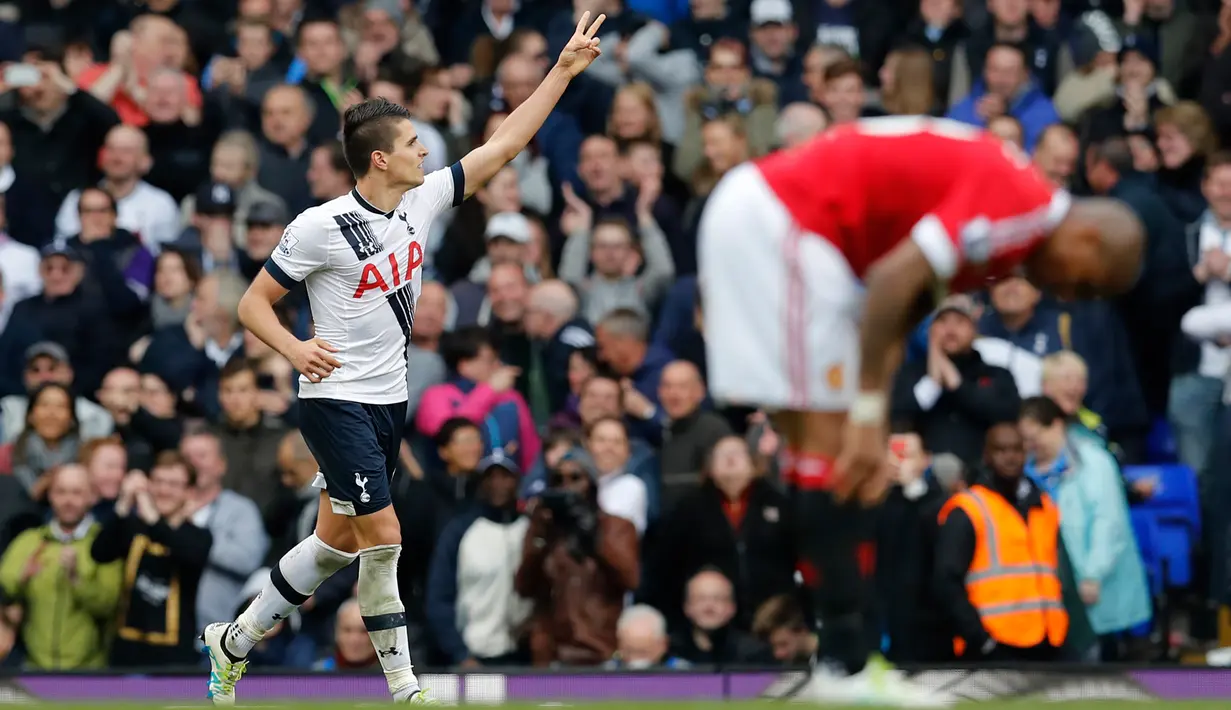 Gelandang Tottenham, Erik Lamela melakukan selebrasi usai mencetak gol kegawang MU pada lanjutan liga Inggris di stadion White Hart Lane, London, (10/4). Tottenham menang telak atas MU dengan skor 3-0. (Reuters/Eddie Keogh)