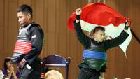 Pesilat Indonesia Iqbal Candra Pratama tak mampu menutupi kebahagiaanya setelah berhasil meraih medali emas pertamanya di ajang SEA Games. (Bola.com/Abdul Aziz)