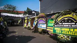 Sejumlah karangan bunga tampak memenuhi jalan masuk menuju rumah duka di kawasan Rawamangun, Jakarta Timur, Rabu (13/8/2014). (Liputan6.com/Faizal Fanani)