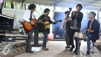 Band D'Masiv pada saat proses syuting video klip terbarunya di Museum Transportasi, TMII, Jakarta, Senin (14/11). Band D'Masiv membuat video klip dengan single yang berjudul Melodi. (Liputan6.com/Herman Zakharia)