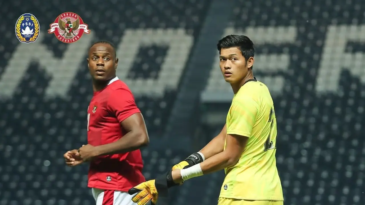 Victor Igbonefo (kiri) dan Muhammad Riyandi (kanan) saat membela Timnas Indonesia kontra Chinese Taipei.