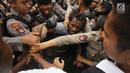 Massa yang tergabung dalam Front Rakyat Indonesia untuk West Papua (FRI-WP) dan Aliansi Mahasiswa Papua (AMP) terlibat aksi saling dorong dengan polisi saat unjuk rasa di Jalan Medan Merdeka Barat, Jakarta, Selasa (15/8). (Liputan6.com/Immanuel Antonius)