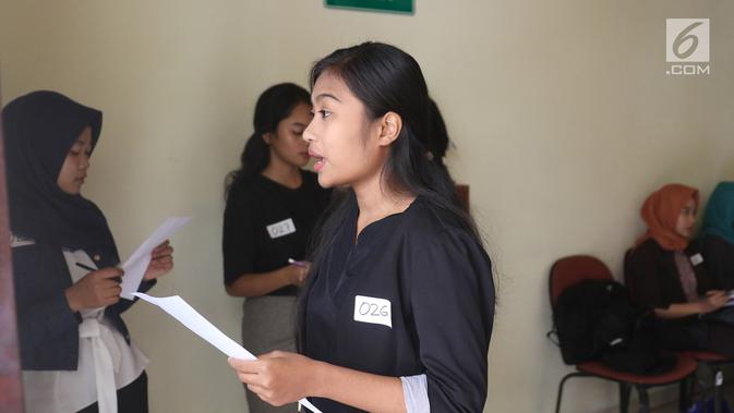 Peserta menghafal naskah saat mengikuti kompetisi News Presenter dalam rangkaian Emtek Goes To Campus (EGTC) 2018 di Universitas Gajah Mada, Yogyakarta, Selasa (16/10). (Liputan6.com/Herman Zakharia)
