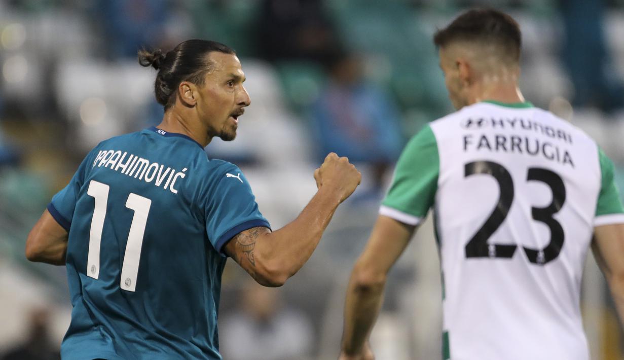 Penyerang AC Milan, Zlatan Ibrahimovic, merayakan gol yang dicetaknya ke gawang Shamrock Rovers pada laga babak kualifikasi Luga Europa 2020/2021 di Tallaght Stadium, Jumat (18/9/2020) dini hari WIB. AC Milan menang 2-0 atas Shamrock Rovers. (AP Photo/Peter Morgan)