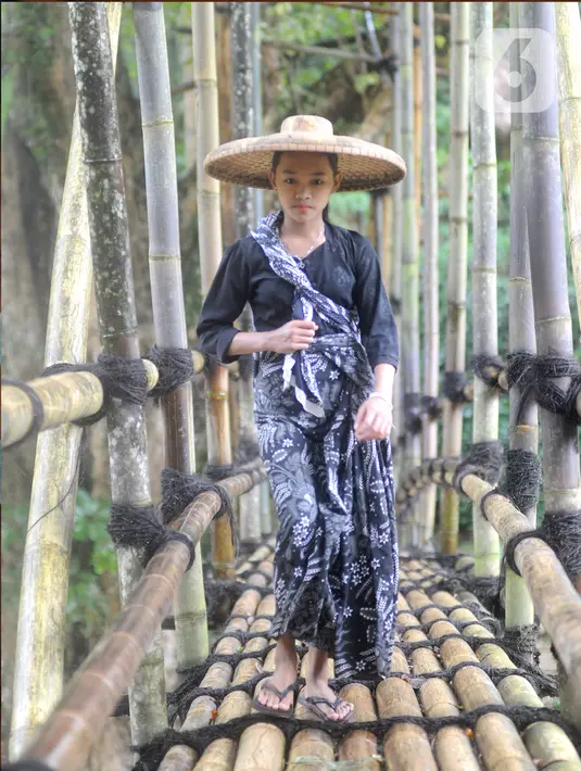 Mereka mampu menjaga imun daya tahan tubuh mereka dengan berjalan kaki naik turun bukit bercocok tanam mengolah huma (ladang). (merdeka.com/Arie Basuki)