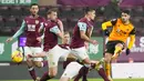 Gelandang Wolverhampton Wanderers, Pedro Neto (kanan), melepaskan tendangan ke gawang Burnley dalam laga lanjutan Liga Inggris pekan ke-14 di Turf Moor Stadium, Senin (21/12/2020). Wolverhampton kalah 1-2 dari Burnley. (AFP/Jon Super/Pool)