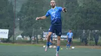 Gelandang anyar Persib Bandung Mohammed Rashid menjalani latihan pertamanya bersama Maung Bandung di Lapangan Inspire Arena, Kamis (1/7/2021). (Foto: MO Persib)