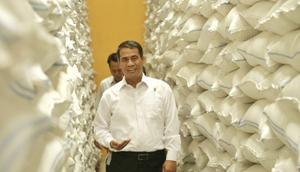 Menteri Pertanian (Mentan) Amran Sulaiman Inspeksi Mendadak (Sidak) ke gudang beras Bulog Sub Divre Kediri.