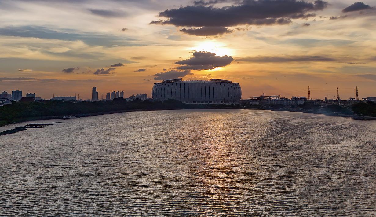 Adapun JIS tercatat beberapa kali menjadi lokasi acara yang mengundang massa tak sedikit, seperti konser penyanyi Ed Sheeran, grup idola K-pop SEVENTEEN, grup Maroon 5, hingga Dewa 19. (merdeka.com/Arie Basuki)