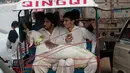 Warga membawa hewan kurban dengan becak yang mereka beli dari pasar menjelang Hari Raya Idul Adha di Islamabad, Pakistan, (25/8). Umat Muslim dari seluruh dunia sedang mempersiapkan menyambut Idul Adha 1438 H. (AP Photo / B.K. Bangash)