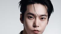 Doyoung NCT jadi duta Korea-Jepang pertama untuk merek Dolce & Gabbana. (via Naver)