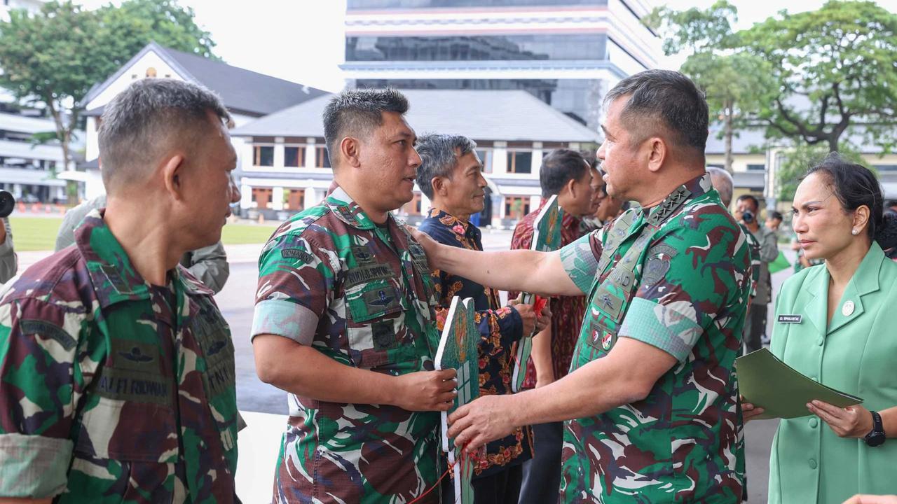 FOTO: Kasad Tegaskan Keluarga Prajurit Gugur Tetap Bagian Keluarga Besar TNI AD