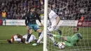 Pemain Southampton, Manolo Gabbiadini (2kiri)  saat mencetak gol ke gawang Swansea City pada lanjutan Premier League di Liberty Stadium, Swansea, (8/5/2018). Swasea City kalah dari Soton 0-1. (Nick Potts/PA via AP)