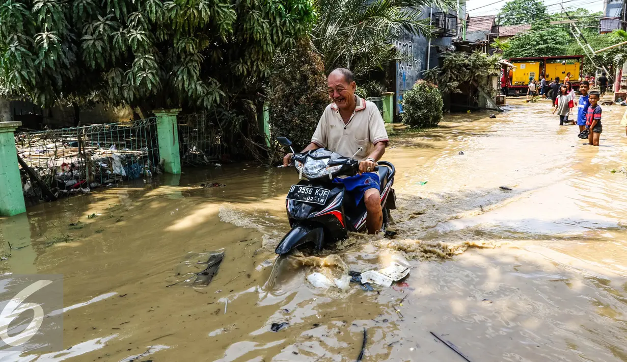 Warga nekat menerbos banjir dengan motornya di Perumahan PGP Jatiasih, Bekasi, Jawa Barat, Jumat (22/4). Ketinggian air mencapai 1,5 meter dari sebelumnya ketinggian mencapai hampir 4 meter. (Liputan6.com/Fery Pradolo)