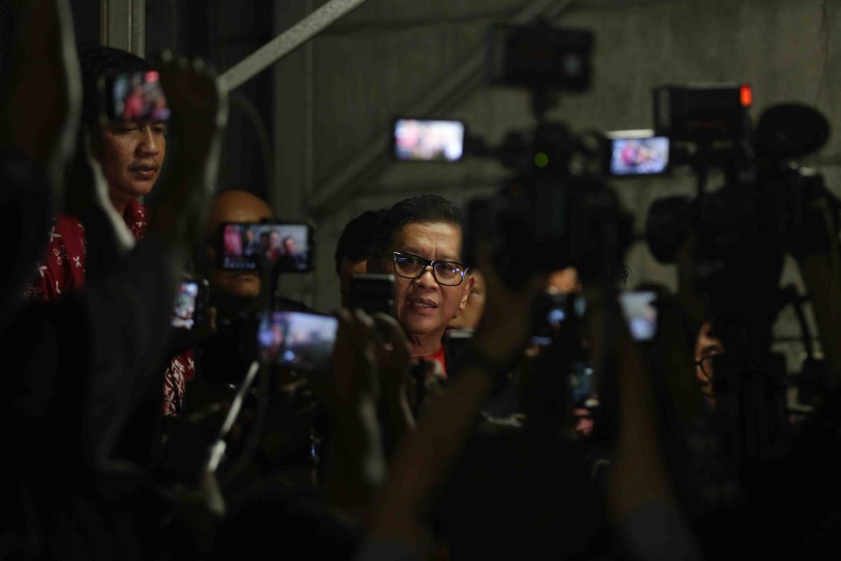 FOTO: Bebas Lewat Amnesti, Hasto Kristiyanto Resmi  Keluar dari Rutan KPK