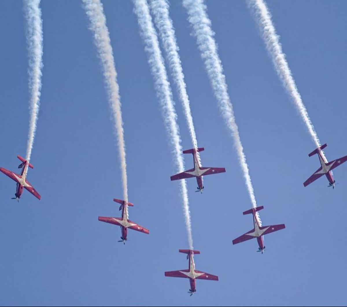 Tim Aerobatik Jupiter TNI AU&nbsp;menggebrak langit Singapura dengan manuver-manuver sangarnya menjelang Singapore Airshow, 2024, pada Minggu (18/2/2024). Ini merupakan latihan lanjutan Tim Jupiter TNi Au setelah melakukan latihan perdana pada Sabtu (17/2