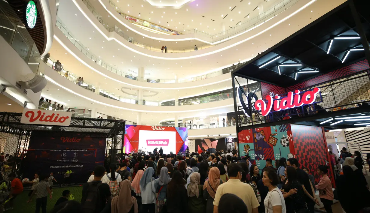 Maliq & D'essentials di acara Vidio.com, Senayan, Jakarta Pusat, Minggu (22/9/2019). (Daniel Kampua/Fimela.com)