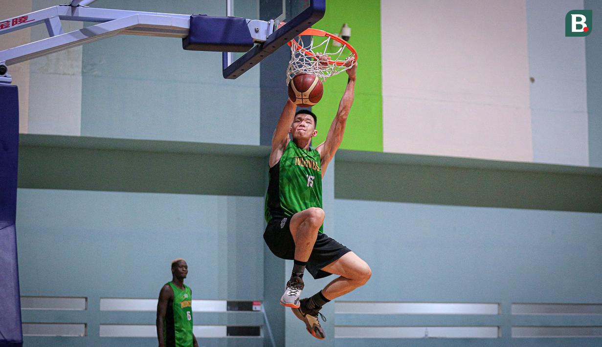 Pemain Timnas Basket Indonesia, Vincent Kosasih melakukan dunk saat pemusatan latihan Timnas Basket Indonesia untuk SEA Games 2023 Kamboja di GBK Arena, Senayan, Jakarta, Rabu (03/05/2023). (Bagaskara Lazuardi)