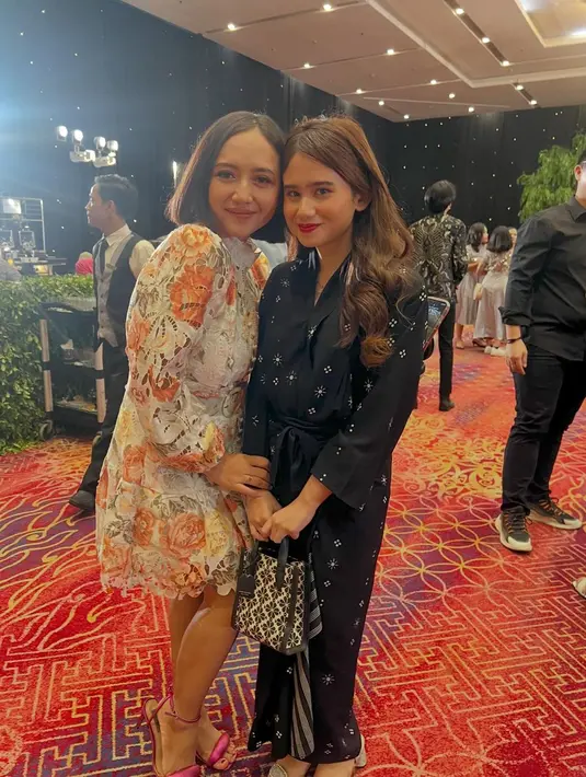 Ia mengenakan kebaya model kimono warna hitam yang dipadukan dengan kain lurik [@tissabiani]