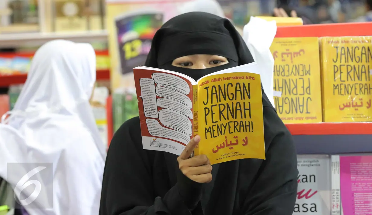 Pengunjung membaca salah satu buku di pameran Islamic Book Fair 2016 di Jakarta, Selasa (1/3). Ratusan penerbit meramaikan pameran buku keislaman terbesar di Indonesia itu dengan penawaran diskon mulai dari 20%-80%. (Liputan6.com/Angga Yuniar)