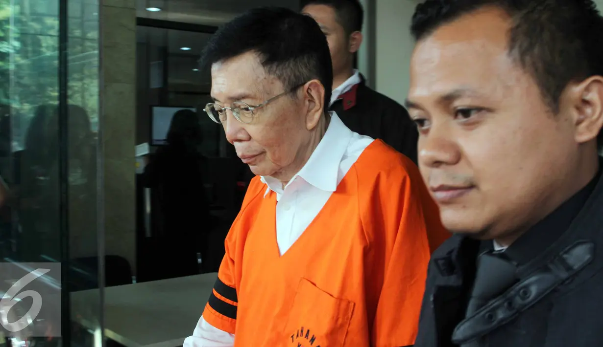 Hengky Wijaya berjalan menuju mobil tahanan usai menjalani pemeriksaan terkait kasus dugaan suap kerjasama rehabilitasi kelola dan transfer untuk instalasi pengelolaan PDAM Kota tahun 2006-2012, Jakarta, Selasa (4/8/2015). (Liputan6.com/Helmi Afandi)