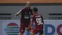 Penyerang Borneo FC, Francisco Wagsley Torres (kiri) merayakan gol bersama M. Sihran saat melawan Persebaya dalam laga pekan pertama BRI Liga 1 2021/2022 di Stadion Wibawa Mukti, Cikarang, Sabtu (04/09/2021). Borneo FC menang 3-1. (Foto: Bola.com/Bagaskar