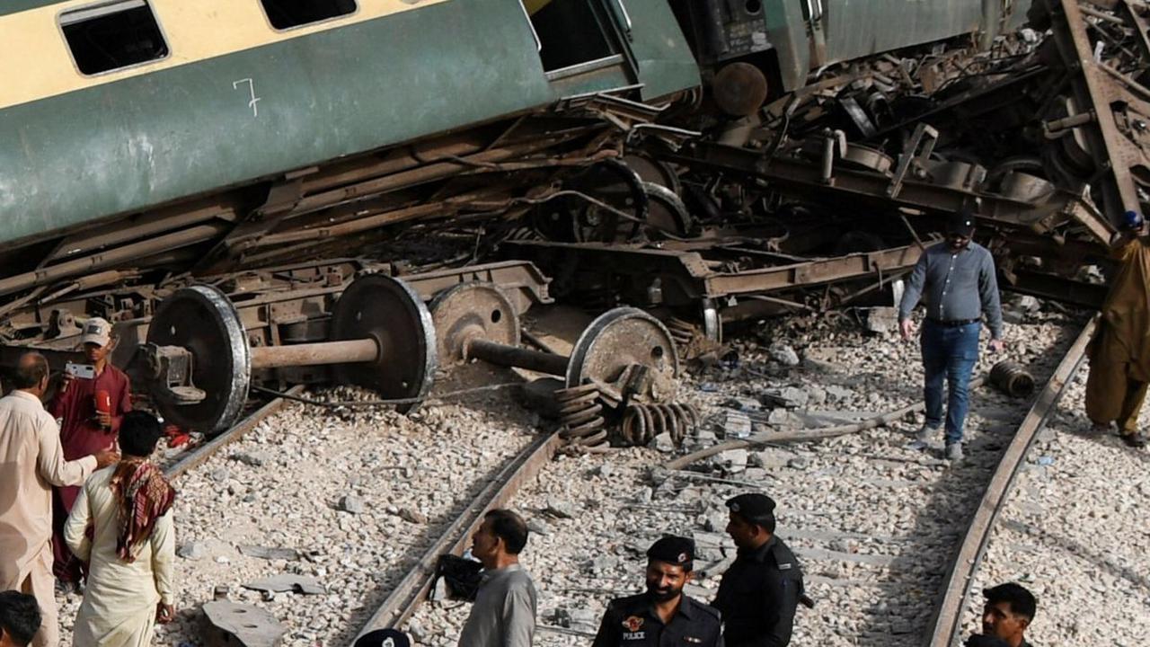 Seperti diketahui insiden kecelakaan kereta api memang kerap terjadi di Pakistan, hal ini dikarenakan sistem komunikasi dan persinyalan di sana belum dimodernisasi.