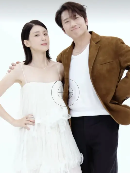 Saat ditanya mengenai kesan pertamanya terhadap Ji Sung, Lee Bo Young bercanda, “Dia adalah aktor senior yang membosankan namun serius dan pekerja keras.” (Foto: Instagram/ lee.b0.young)