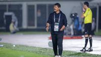 Pelatih Timnas Indonesia U-20, Indra Sjafri, saat memimpin anak-anak asuhnya lawan Maladewa U-20, Rabu (25/9/2024). (c) Bola.net/Bagaskara Lazuardi