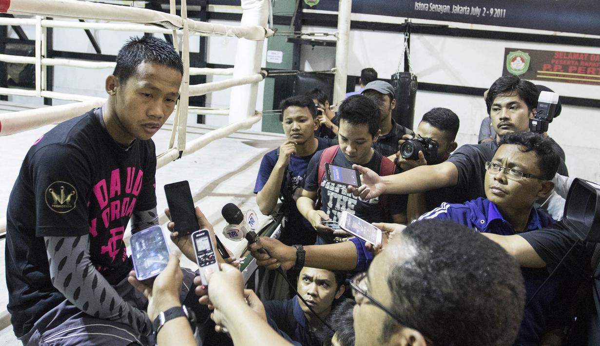 Petinju asal Kalimantan, Daud Yordan, menyempatkan diri diwawancara sebelum menjalani latihan. (Bola.com/Vitalis Yogi Trisna)