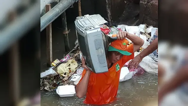 Masih banyak warga kota malah memilih sungai sebagai tempat pembuangan karena dekat dengan rumah.