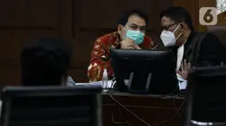 Mantan Wakil Ketua DPR Azis Syamsuddin (tengah) saat mengikuti sidang lanjutan dugaan suap penanganan perkara korupsi di Lampung Tengah, Pengadilan Tipikor Jakarta, Senin (13/12/2021). Sidang bergaendakan pemeriksaan keterangan saksi-saksi. (Liputan6.com/Helmi Fithriansyah)
