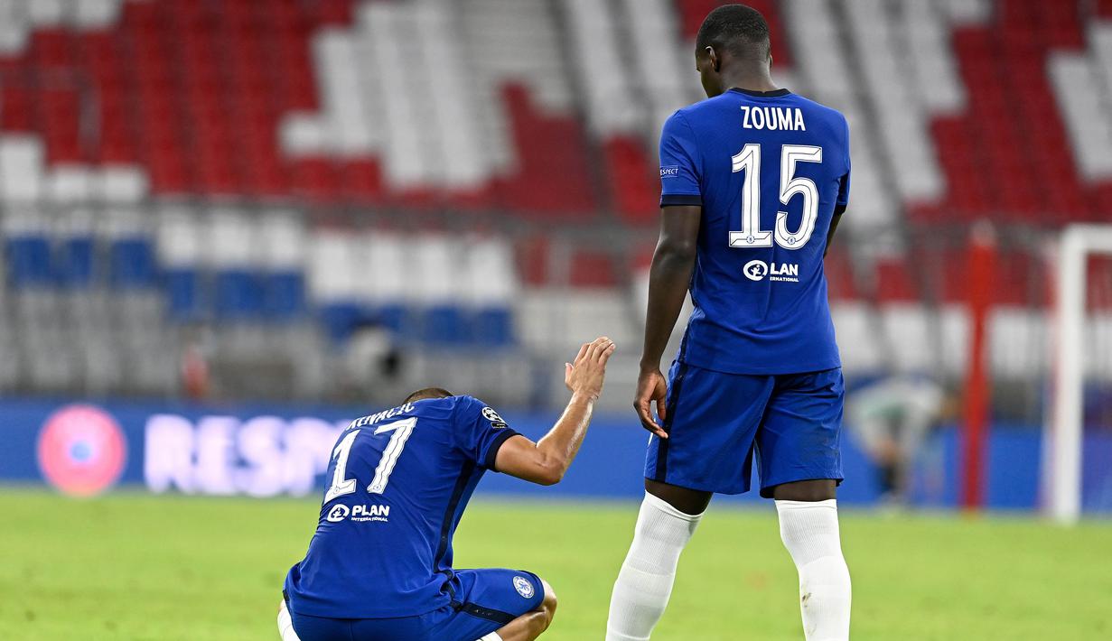 Pemain Chelsea, Kurt Zouma berusaha membangkitkan Mateo Kovacic yang lesu usai ditaklukkan Bayern Munchen pada laga Liga Champions di Allianz Arena, Sabtu (8/8/2020). Bayern Munchen menang 4-1 atas Chelsea. (AFP/Tobias Schwarz)