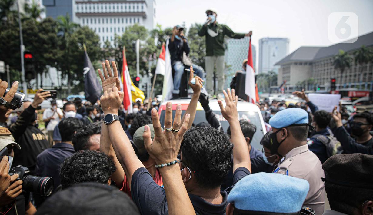 Massa Aliansi BEM SI saat menggelar aksi peringatan evaluasi dua tahun Kabinet Indonesia Maju di kawasan Patung Kuda, Jakarta, Kamis (21/10/2021). Aksi ini bentuk penyampaian aspirasi dan kritik atas kinerja pemerintahan Jokowi-Ma'ruf Amin. (Liputan6.com/Faizal Fanani)